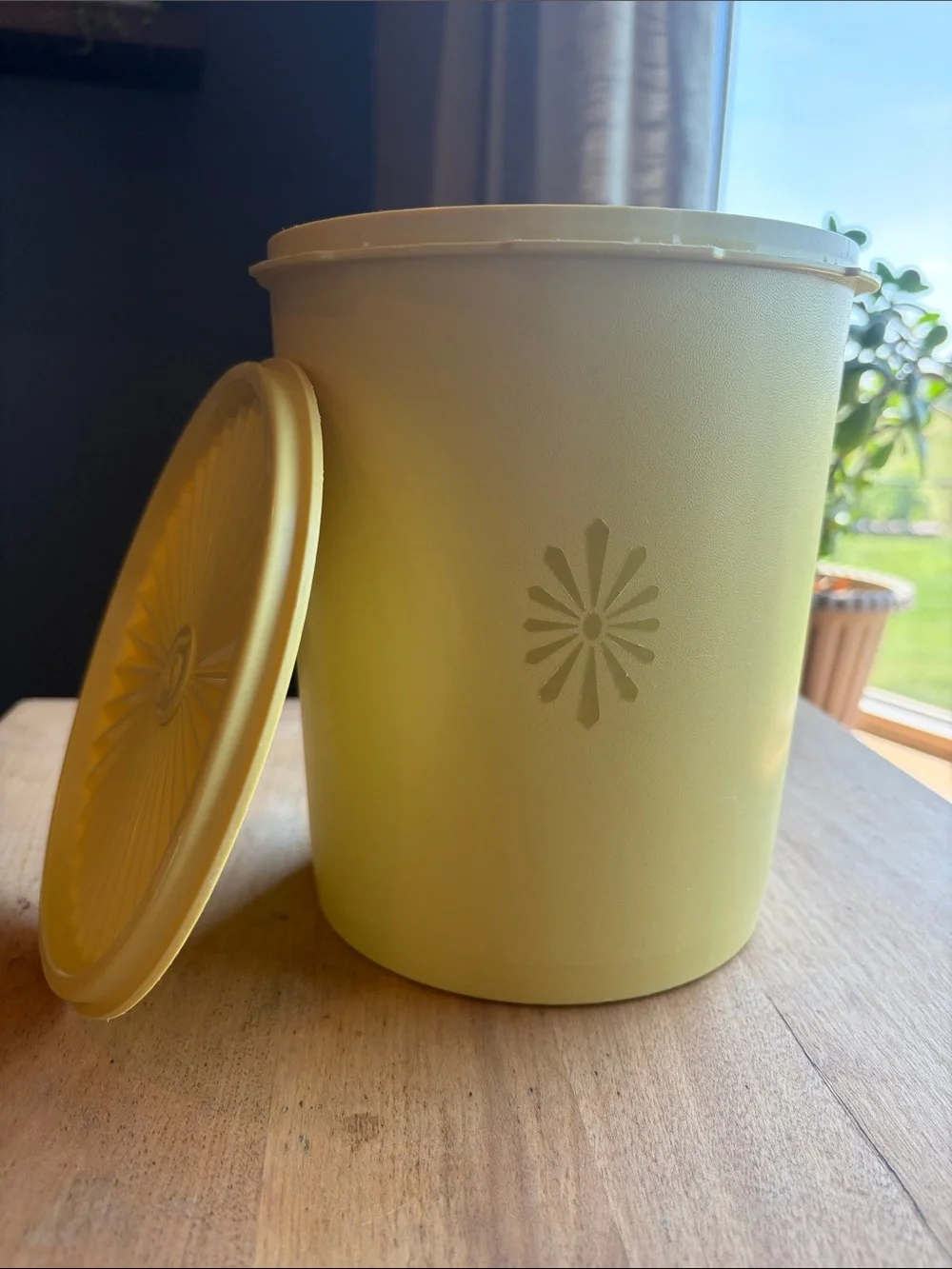 Tupperware Servalier canister, 807-7